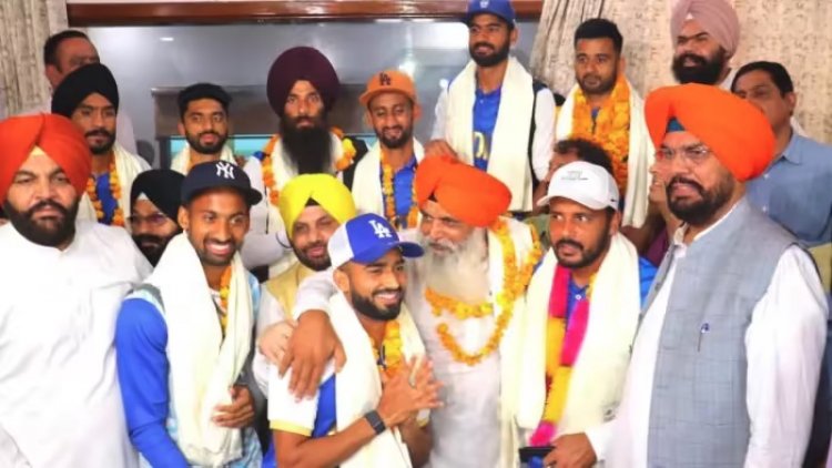 ओलिंपिक में मैडल जीतकर लौटे हॉकी प्‍लेयर्स का जोरदार स्‍वागत