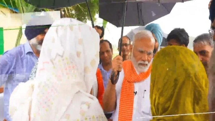 पीएम मोदी का किसान प्रेम... भारी बारिश के बीच नहीं रद्द किया प्रोग्राम, छाता लेकर की मुलाकात