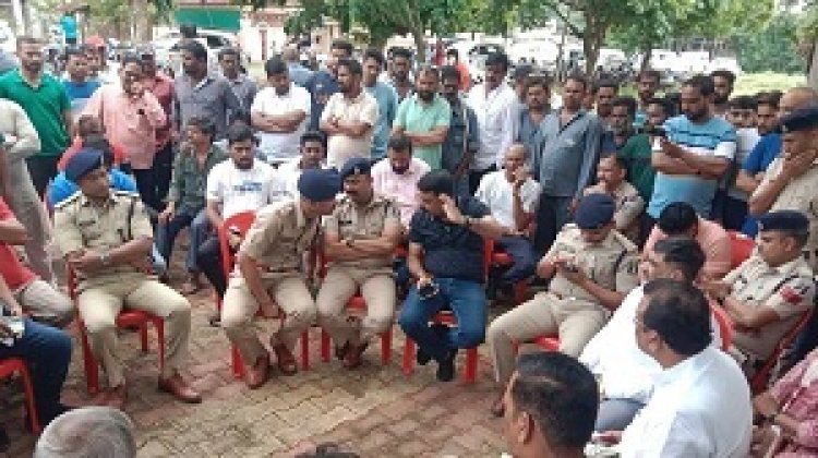 कांग्रेस विधायक देवेंद्र यादव के घर पर पहुंची पुलिस