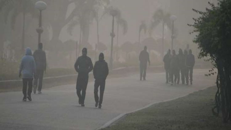 आसमान में धुंआ-धुंआ: कई इलाकों में AQI अब भी 400 पार