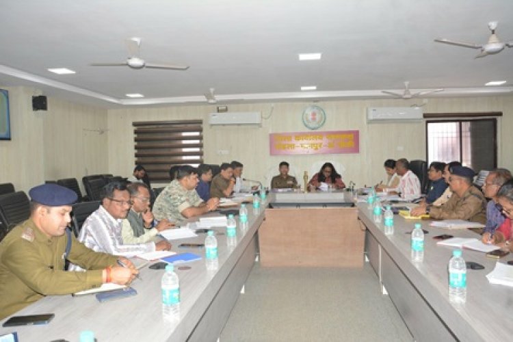 कलेक्टर और पुलिस अधीक्षक ने ली कानून व्यवस्था के संबंध में अधिकारियों की बैठक