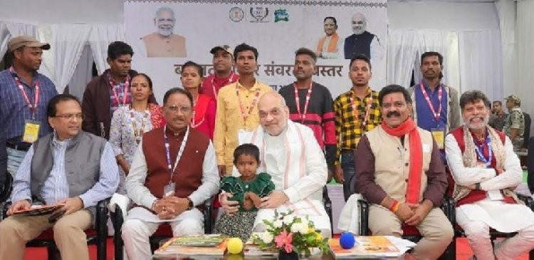 केन्द्रीय गृह मंत्री अमित शाह ने हथियार छोड़ मुख्यधारा में शामिल हुए लोगों से की मुलाकात