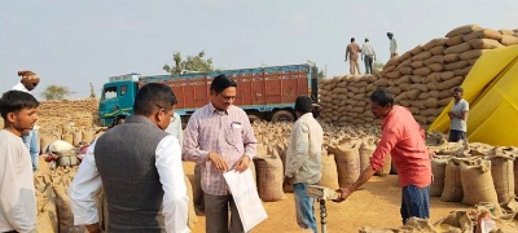 उपार्जन केंद्रों से धान का तेजी से उठाव होने से खिले किसानों के चेहरे