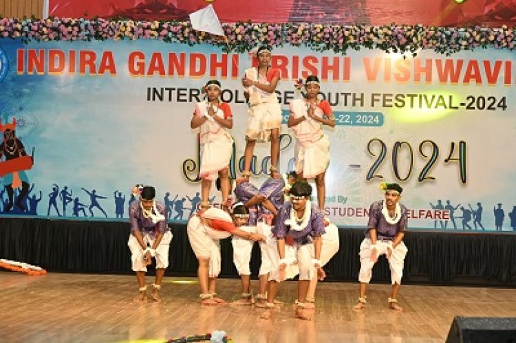 लोक गीतों, लोक नृत्यों एवं लघु नाटिकाओं ने दर्शकों का मन मोह लिया