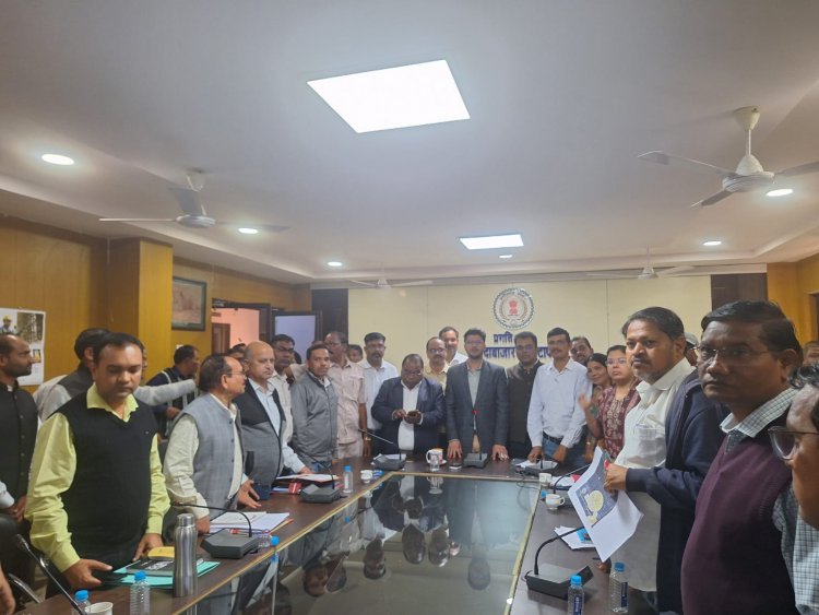 जिला गठन के बाद पहली बार हुई परामर्शदात्री समिति की बैठक, कर्मचारियों की मांगों पर कलेक्टर ने लगाई मुहर, त्वरित कार्रवाई के दिए निर्देश
