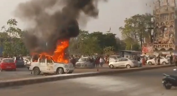 रेलवे स्टेशन में स्कॉर्पियो जलकर राख, सूचना के बाद भी नहीं पहुंचा दमकल विभाग...
