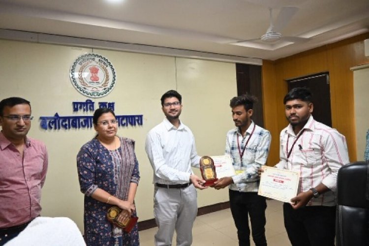 कलेक्टर ने उत्कृष्ट कार्य करने वाले आवास मित्रों को किया सम्मानित
