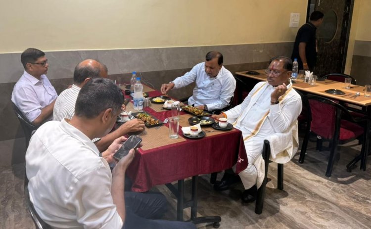 जननेता की सादगी: मुख्यमंत्री विष्णुदेव साय ने सिमगा के ढाबे में आमजन संग किया भोजन, बांटी आत्मीयता