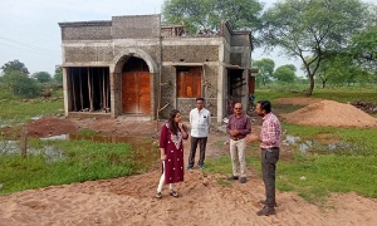 जिला पंचायत सीईओ ने प्रगतिरत महतारी सदन के निर्माण कार्यों का किया आकस्मिक निरीक्षण