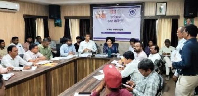 निर्धारित समयावधि में शासकीय योजनाओं का सफल क्रियान्वयन सुनिश्चित करें : कलेक्टर मिश्रा