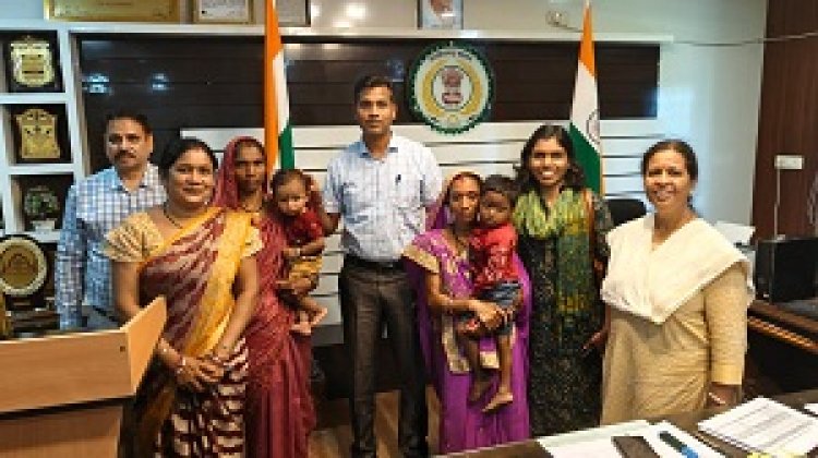 जिला पंचायत सीईओ ने पुष्पराज एवं प्रिंस को गोद लेकर उनकी समुचित देखभाल करने की ली जिम्मेदारी