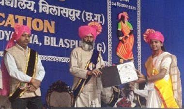 मेरिट में स्थान बनाने पर दीक्षांत समारोह में एमएससी की छात्रा ममता को मिला सम्मान