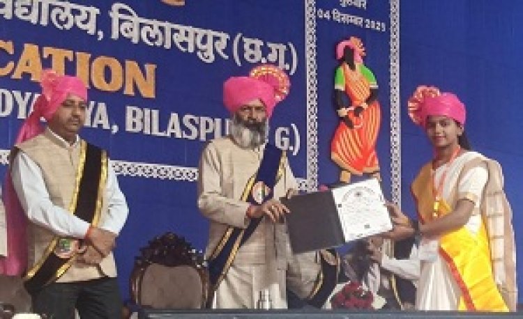 मेरिट में स्थान बनाने पर दीक्षांत समारोह में एमएससी की छात्रा ममता को मिला सम्मान