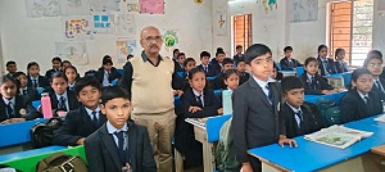 जिला शिक्षा अधिकारी पहुंचे विभिन्न स्कूलों में