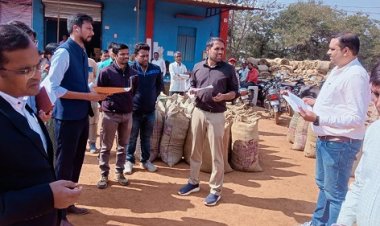 कलेक्टर ने भखारा तहसील के 5 धान खरीदी केंद्रों का किया औचक निरीक्षण