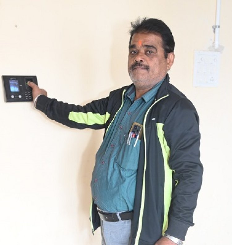 कलेक्टर कार्यालय सारंगढ़ में होने लगा आधार बेस हाजिरी और ईऑफिस से कार्य