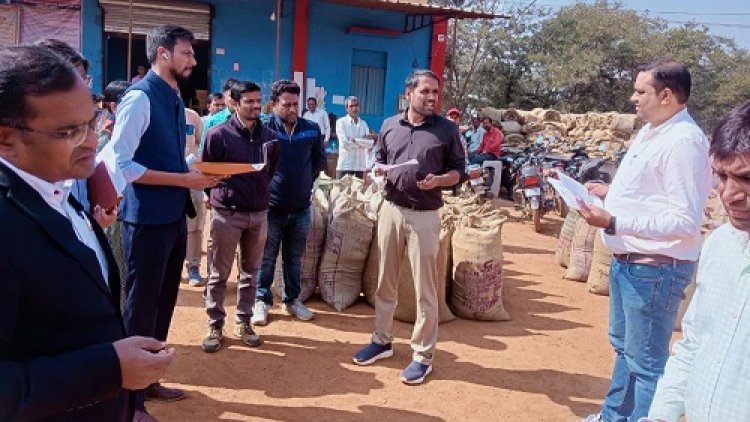 कलेक्टर ने भखारा तहसील के 5 धान खरीदी केंद्रों का किया औचक निरीक्षण