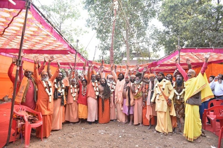 सनातन आस्था का प्रतीक धर्म ध्वज लोमष ऋषि आश्रम में लहराया