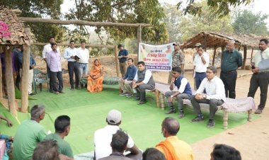 मैं कलेक्टर हूँ, आपकी समस्याएँ सुनने आया हूँ