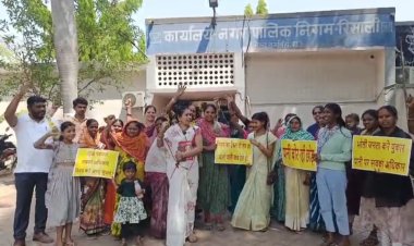 पानी की समस्या को लेकर आप का प्रदर्शन, रिसाली निगम आयुक्त को सौंपा ज्ञापन