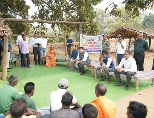 मैं कलेक्टर हूँ, आपकी समस्याएँ सुनने आया हूँ