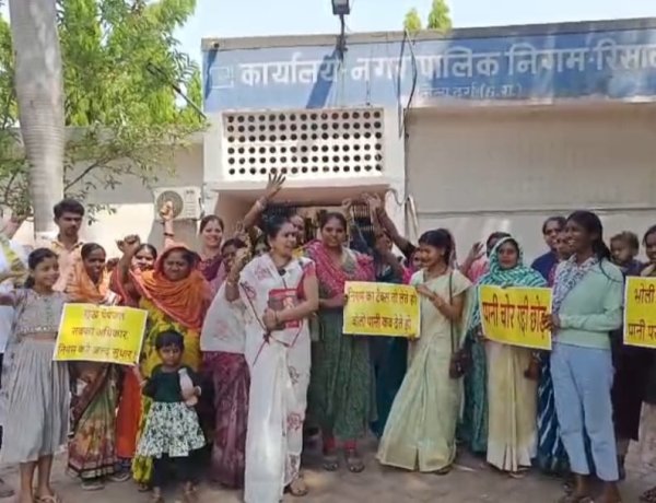 पानी की समस्या को लेकर आप का प्रदर्शन, रिसाली निगम आयुक्त को सौंपा ज्ञापन