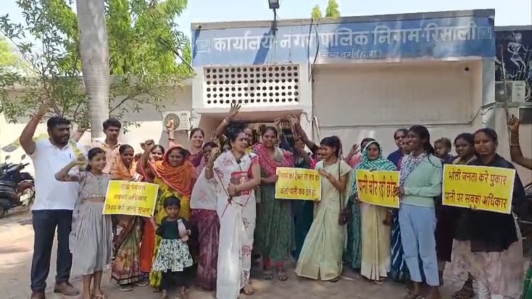 पानी की समस्या को लेकर आप का प्रदर्शन, रिसाली निगम आयुक्त को सौंपा ज्ञापन