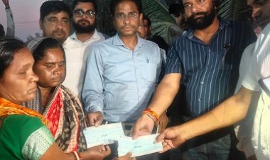 सड़क दुर्घटना में मृतकों के परिजनों को दी गई राहत राशि