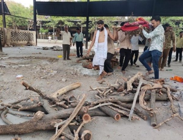 अंतिम संस्कार के लिए शहर के सबसे बड़े मुक्तिधाम में लकड़ी नहीं...