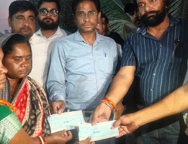 सड़क दुर्घटना में मृतकों के परिजनों को दी गई राहत राशि