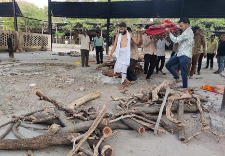 अंतिम संस्कार के लिए शहर के सबसे बड़े मुक्तिधाम में लकड़ी नहीं...