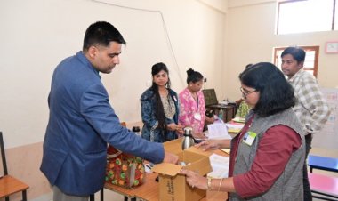 कलेक्टर ने नीट-2026 परीक्षा केंद्र का औचक निरीक्षण कर व्यवस्थाओं का लिया जायजा