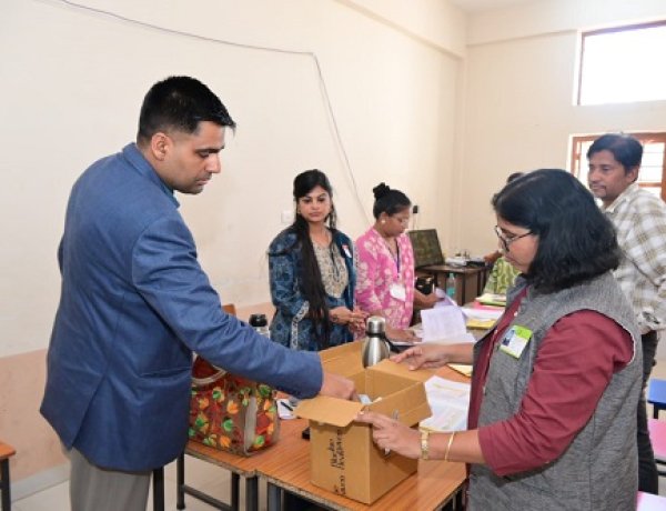 कलेक्टर ने नीट-2026 परीक्षा केंद्र का औचक निरीक्षण कर व्यवस्थाओं का लिया जायजा