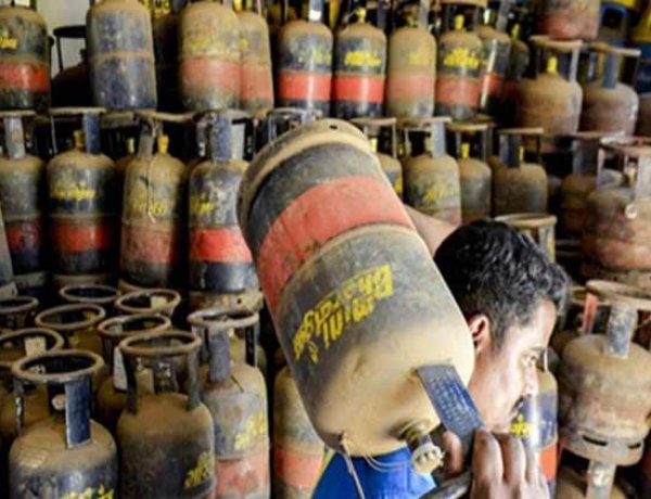 फिर महंगा हुआ कॉमर्शियल एलपीजी सिलेंडर, 5 किलो वाले के भी दाम बढ़े