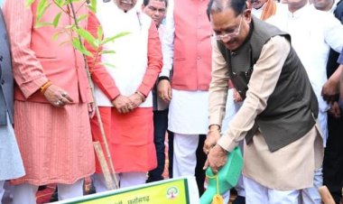 विधानसभा परिसर में मुख्यमंत्री और विस अध्यक्ष ने लगाया रुद्राक्ष का पौधा