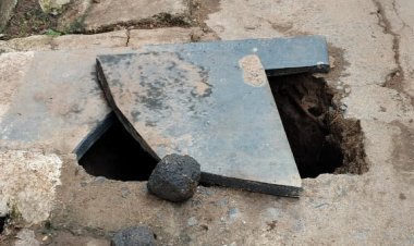 दुर्घटना को न्यौता: आरंग की व्यस्ततम संकरी गली में टूटी नाली की स्लैब बनी जानलेवा।