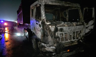 नेशनल हाइवे पर चलते ट्रक में लगी आग, चालक की सूझबूझ से टला बड़ा हादसा