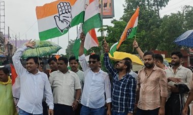 ​आरंग में गरजी कांग्रेस बस स्टैंड पर केंद्र सरकार के खिलाफ प्रदर्शन, तेज बारिश के बीच फूंका प्रधानमंत्री का पुतला