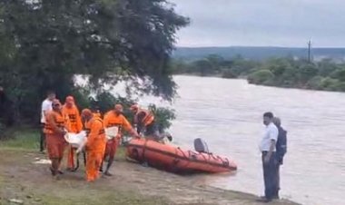 एनडीआरएफ एसडीआरएफ आपदा टीमों ने मिलकर डूबे कार को निकाला