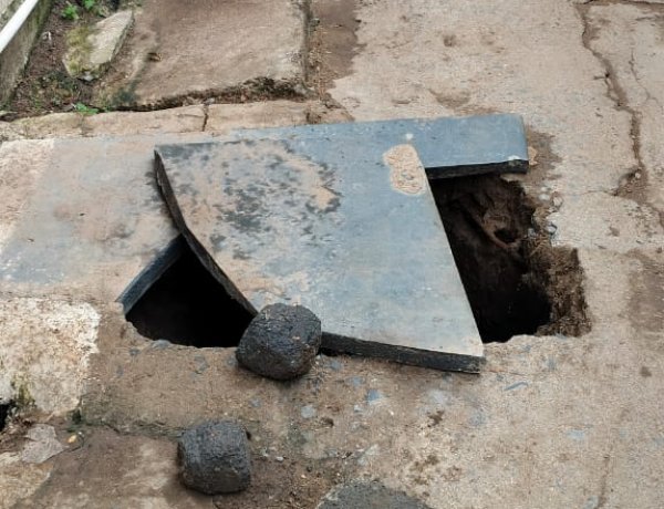 दुर्घटना को न्यौता: आरंग की व्यस्ततम संकरी गली में टूटी नाली की स्लैब बनी जानलेवा।