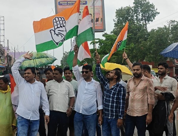 ​आरंग में गरजी कांग्रेस बस स्टैंड पर केंद्र सरकार के खिलाफ प्रदर्शन, तेज बारिश के बीच फूंका प्रधानमंत्री का पुतला