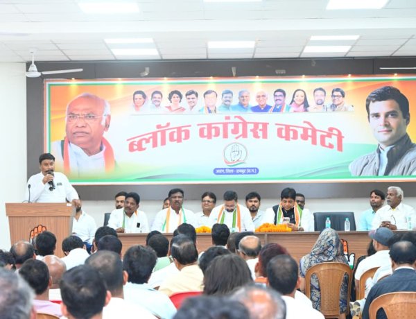 आरंग में कांग्रेस की मासिक बैठक संपन्न: संगठन सशक्त बनाने, जनहित के मुद्दों पर संघर्ष तेज करने का लिया संकल्प।