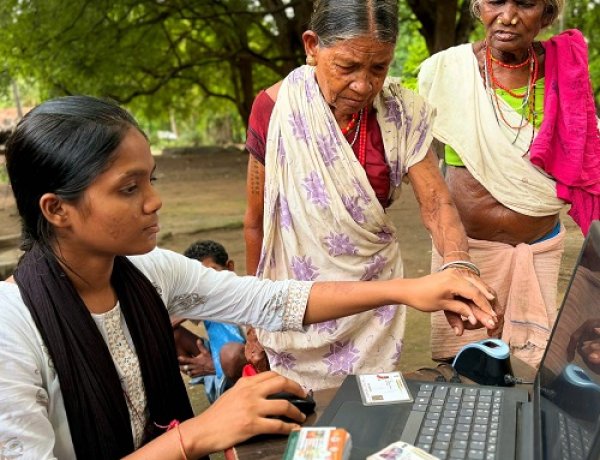 कोर्रा में घर-घर पहुँची स्वास्थ्य विभाग की टीम योजनाएँ