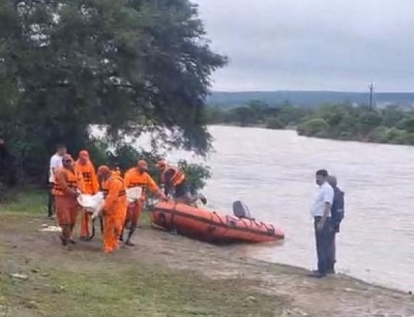 एनडीआरएफ एसडीआरएफ आपदा टीमों ने मिलकर डूबे कार को निकाला