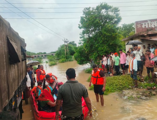 महानदी में बढ़ा जलस्तर, निसदा में बाढ़ के पानी में फंसे परिवार के 6 लोगों का रेस्क्यू