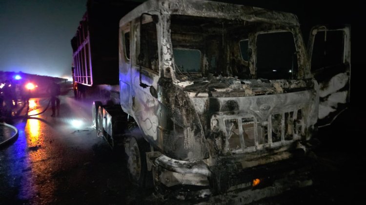 नेशनल हाइवे पर चलते ट्रक में लगी आग, चालक की सूझबूझ से टला बड़ा हादसा