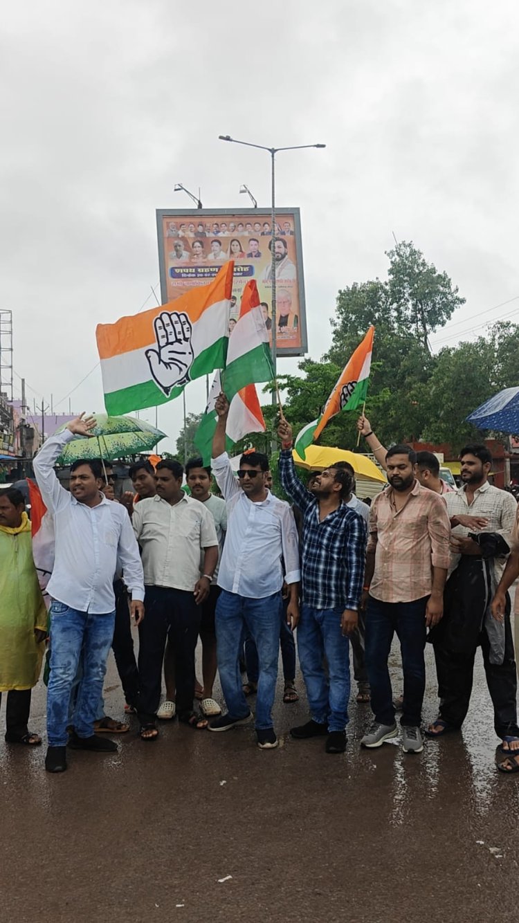 ​आरंग में गरजी कांग्रेस बस स्टैंड पर केंद्र सरकार के खिलाफ प्रदर्शन, तेज बारिश के बीच फूंका प्रधानमंत्री का पुतला