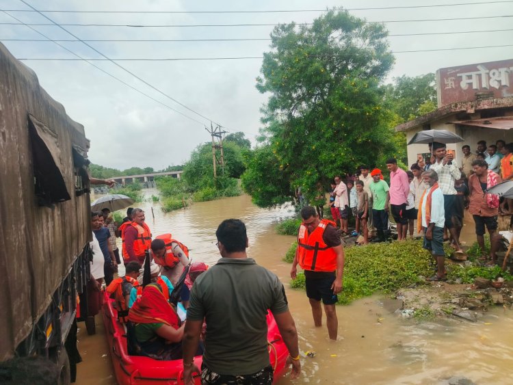 महानदी में बढ़ा जलस्तर, निसदा में बाढ़ के पानी में फंसे परिवार के 6 लोगों का रेस्क्यू