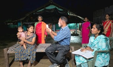 बारिश और अंधेरे को मात देकर स्वास्थ्य कर्मियों ने घर-घर पहुंचाया आयुष्मान का सुरक्षा कवच