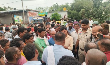 समोदा में जब्त 35.05 मीट्रिक टन खाद की नीलामी टली, भड़के किसानों ने किया चक्काजाम